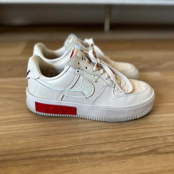 Nike WMNS Air Force 1 Fontana Pearl White University Red - Picture 1 of 6